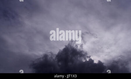 Avant la tempête, les nuages de pluie d'été frais généraux Banque D'Images