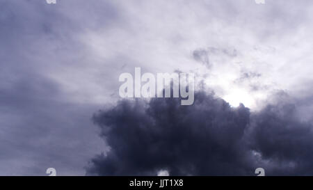 Avant la tempête, les nuages de pluie d'été frais généraux Banque D'Images