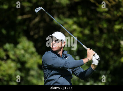 L'Irlande du Nord, Rory McIlroy tees au large de la 5e au cours de la première journée de l'Open Championship 2017 à Royal Birkdale Golf Club, Southport. Banque D'Images