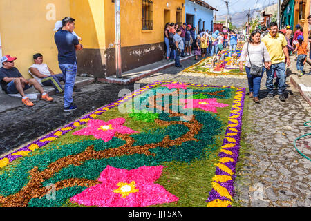 Antigua, Guatemala - mars 26, 2017 : les habitants de la sciure teints faire procession carême dans tapis ville coloniale avec des célébrations de la semaine sainte Banque D'Images
