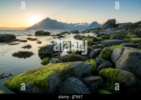 Beau coucher du soleil sur la plage rocheuse Elgol, sur l'île écossaise de Skye, avec une vue vers la chaîne de montagnes Cuillin noires. Banque D'Images