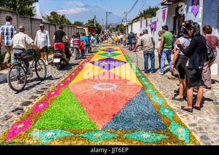 Antigua, Guatemala - mars 26, 2017 : les habitants d'admirer la sciure tapis teints procession pendant le carême dans la ville avec des célébrations de la semaine sainte célèbre Banque D'Images