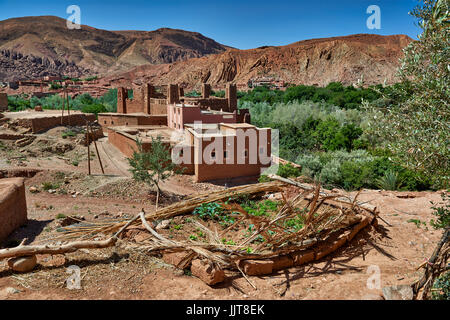 En face de Kasbah rock spectaculaire paysage d'un grand atlas dans les Gorges de Dades, ACI Ouglif, Maroc, Afrique Banque D'Images