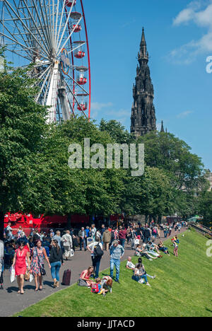 Les habitants et les touristes profitant du soleil et les attractions dans les jardins de Princes Street, Édimbourg, Écosse, Royaume-Uni. Banque D'Images