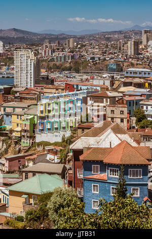 Quartier coloré de Valparaiso, Chili Andes avec des montagnes en arrière-plan Banque D'Images