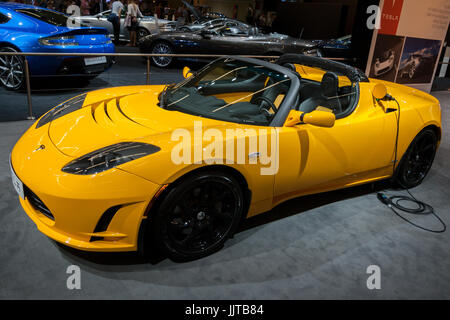 AMSTERDAM - Apr 22, 2011 : Tesla Roadster Sport 2.5 voiture de sport au salon de l'AutoRAI. Banque D'Images