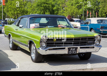 DEN BOSCH, aux Pays-Bas - 10 MAI 2015 : Green 1967 Ford LTD voiture classique. Banque D'Images