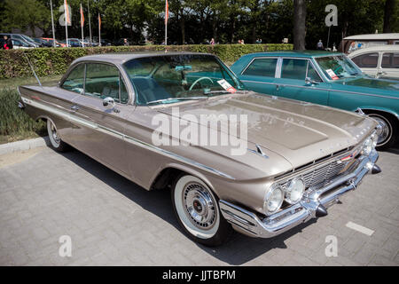 DEN BOSCH, aux Pays-Bas - 10 MAI 2015 : 1961 Chevrolet Impala Coupé voiture classique. Banque D'Images