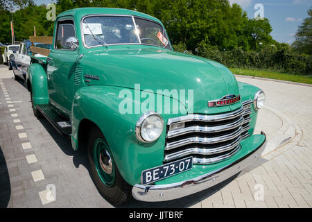 DEN BOSCH, aux Pays-Bas - 10 MAI 2015 : Green 1950 3100 Chevrolet pickup classique. Banque D'Images