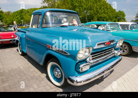 DEN BOSCH, aux Pays-Bas - 10 MAI 2015 : Blue 1959 Chevrolet Apache 3100 camionnette classique. Banque D'Images