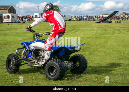 Jason Smyth stuntman performing stunt quad à roues et ailes événement familial 2016, East Fortune, East Lothian, Scotland, UK Banque D'Images