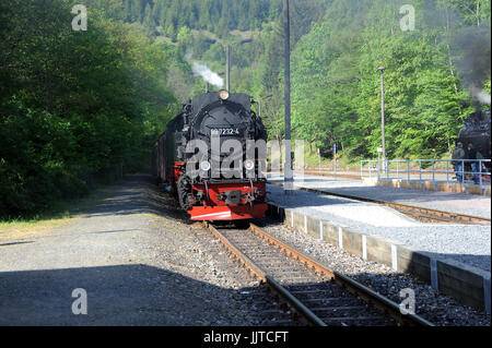 99 7232-4 arrivant à Eisfelder Talmuhle avec les 14:51 Brocken - Nordhausen Nord service. Harzer Schmarlspurbahnen. Banque D'Images