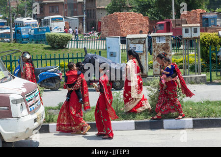 Les femmes en robes colorées sur rue du Général des scènes de rue à Katmandou et Durbar Square, Népal, Himalaya,, Banque D'Images