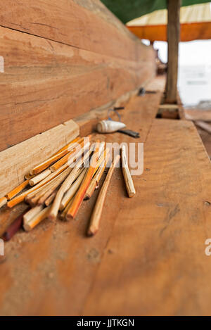 19/06/1717 Wera Sangiang chantier naval, Sumbawa, l'Indonésie. Les bateaux traditionnels sont fabriqués à la main sur la plage. Banque D'Images