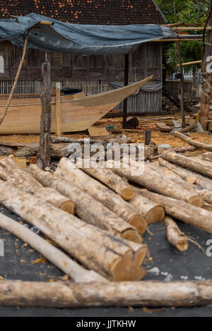 19/06/1717 Wera Sangiang chantier naval, Sumbawa, l'Indonésie. Les bateaux traditionnels sont fabriqués à la main sur la plage. Banque D'Images