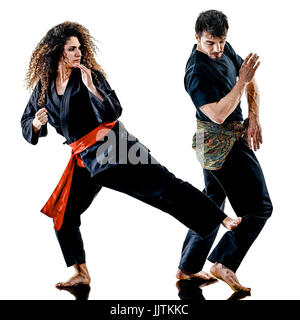 Un caucasian woman practicing arts martiaux Pencak Silat dans studio isolé sur fond blanc Banque D'Images