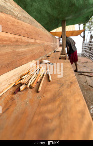 19/06/1717 Wera Sangiang chantier naval, Sumbawa, l'Indonésie. Les bateaux traditionnels sont fabriqués à la main sur la plage. Banque D'Images