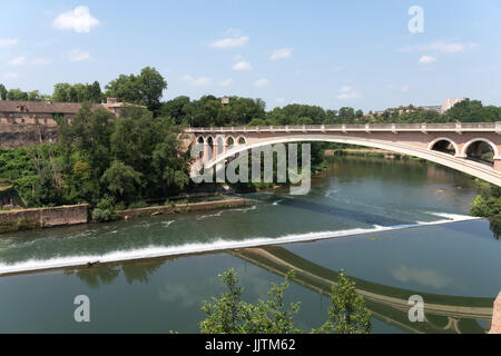 Pont Saint-Michel Pont et weir sur la rivière Tarn avec une écluse, Gaillac, Midi-Pyrénées, France Banque D'Images