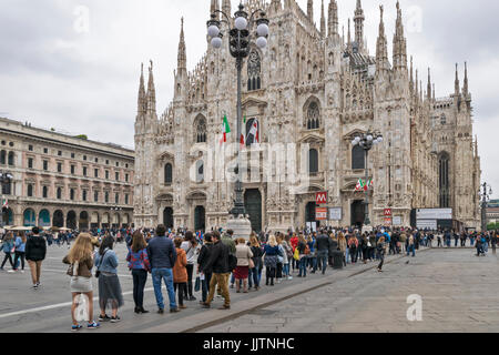 MILAN ITALIE LONGUE FILE D'ATTENTE DE TOURISTES D'ENTRER DANS LA CATHÉDRALE Banque D'Images