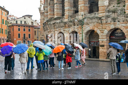 Vérone ITALIE UN JOUR DE PLUIE, À L'ARÉNA ET DE NOMBREUX parasols colorés Banque D'Images