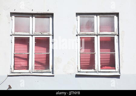 De couleur rose et blanc vieilles fenêtres avec volets fermés Banque D'Images