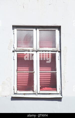 De couleur rose et blanc vieilles fenêtres avec volets fermés Banque D'Images