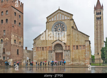 Vérone Italie LA BASILIQUE SAN ZENO ÉTUDIANTS AVEC DES parasols colorés SUR UN JOUR DE PLUIE Banque D'Images