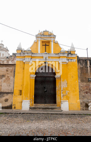 Chapelle viacrucis stations dans la rue de l'étapes de la Antigua Guatemala. Porte Antique dans Antigua Guatemala. Banque D'Images