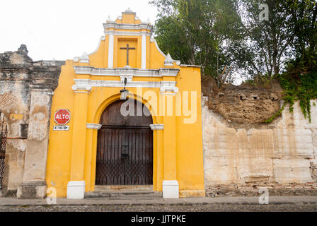 Chapelle viacrucis stations dans la rue de l'étapes de la Antigua Guatemala. Porte Antique dans Antigua Guatemala. Banque D'Images