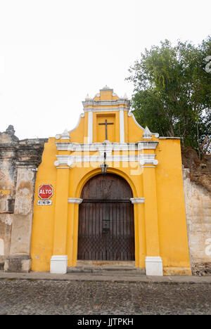 Chapelle viacrucis stations dans la rue de l'étapes de la Antigua Guatemala. Porte Antique dans Antigua Guatemala. Banque D'Images