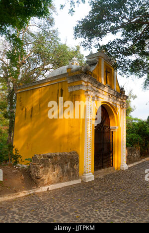 Chapelle viacrucis stations dans la rue de l'étapes de la Antigua Guatemala. Porte Antique dans Antigua Guatemala. Banque D'Images