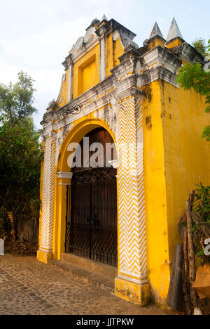 Chapelle viacrucis stations dans la rue de l'étapes de la Antigua Guatemala. Porte Antique dans Antigua Guatemala. Banque D'Images