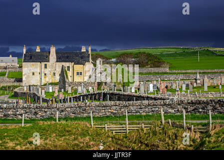 Les nuages noirs s'abattant sur l'église en ruine et le Balnakeil House, hôtel particulier du 18ème siècle près de Durness, Sutherland, Highlands, Scotland Banque D'Images