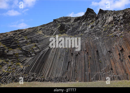 Les colonnes de basalte à la base de la montagne de Pico Ana Ferreira à Porto Santo, Portugal Banque D'Images