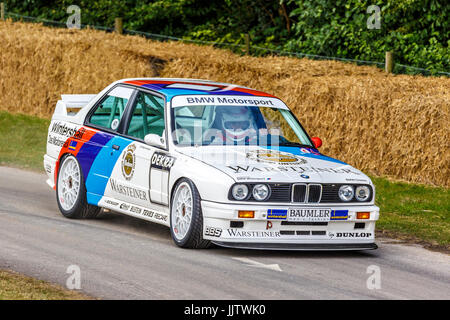 1987 BMW M3 E30 BTCC et WTCC racer avec chauffeur Roberto Ravaglia au Goodwood Festival of Speed 2017, Sussex, UK. Banque D'Images