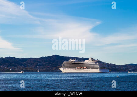 BERGEN, NORVÈGE 1 Mai, 2017. Navire de croisière de luxe Viking Star quitter Bergen City. Banque D'Images