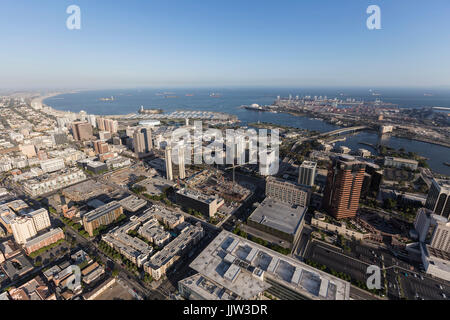 Vue aérienne de rues, bâtiments et le littoral de Long Beach, en Californie. Banque D'Images