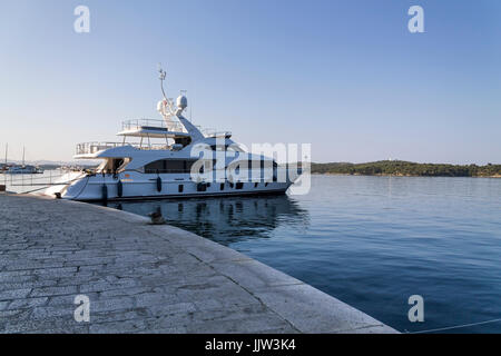 Yacht de luxe sur une journée ensoleillée en Croatie Banque D'Images