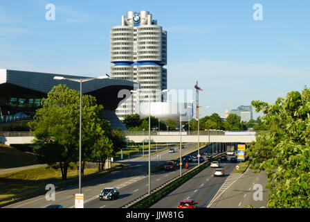 Tour de BMW et BMW Welt bâtiments, Munich, Bavière, Allemagne Banque D'Images