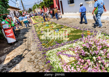 Antigua, Guatemala - mars 26, 2017 : les habitants faire tapis procession pendant le carême contre fond de ville coloniale de volcan acatenango Banque D'Images