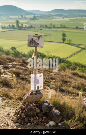 Croix sur le point de vue dans 'meseta', une longue section de plateau. Chemin de Compostelle. L'Espagne, l'Europe. Banque D'Images