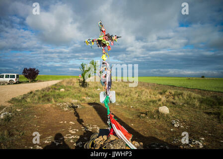 Croix sur le point de vue dans 'meseta', une longue section de plateau. Chemin de Compostelle. L'Espagne, l'Europe. Banque D'Images