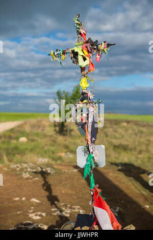 Croix sur le point de vue dans 'meseta', une longue section de plateau. Chemin de Compostelle. L'Espagne, l'Europe. Banque D'Images