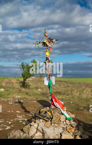 Croix sur le point de vue dans 'meseta', une longue section de plateau. Chemin de Compostelle. L'Espagne, l'Europe. Banque D'Images