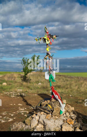 Croix sur le point de vue dans 'meseta', une longue section de plateau. Chemin de Compostelle. L'Espagne, l'Europe. Banque D'Images