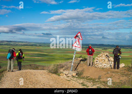 Les pèlerins à pied dans le paysage 'meseta', une longue section de plateau. Chemin de Compostelle. L'Espagne, l'Europe. Banque D'Images