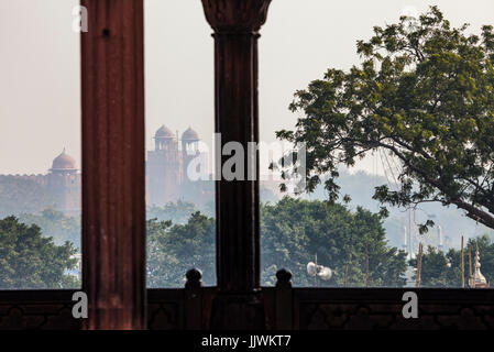 Fort Rouge à Delhi, Inde vu depuis le balcon de la plus grande mosquée en Inde, Jama Masjid. Banque D'Images