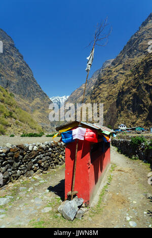 Petit mur mani à tal, sur le circuit de l'Annapurna, au Népal. Banque D'Images