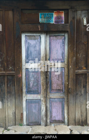 La porte d'entrée d'une vieille maison en bois dans la région de l'Annapurna, au Népal. Banque D'Images