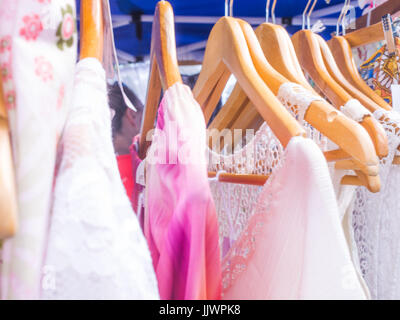 Vintage robes de femmes accrochée à un porte manteau at a Market Stall Banque D'Images